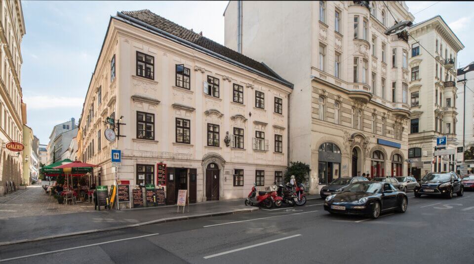 1989 erhielt die WBV-GPA den 1. Stadterneuerungspreis für die Sanierung des barocken Wohnhauses in der Burggasse in 1070 Wien (Foto: Anna Blau)
