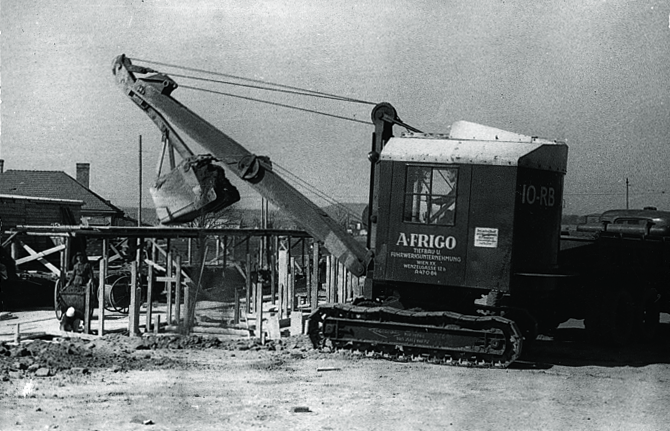Wie alles begann... Ein mechnische Bagger beim Bau der Pionieranlage in der Favoritenstraße (Foto: WBV-GPA Archiv)