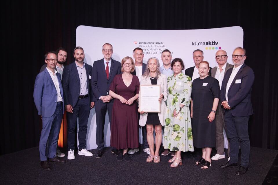 Staatspreis Architektur und Nachhaltigkeit 2024 / Im Bild: Klimaschutzministerin Leonore Gewessler, Juryvorsitzender Matthias Hein, Nadja Horvath, Cilli Wiltschko, Franz Pranckl, Christoph Lechner, Alfred Berger, Walter Laschober, Helmut Schöberl, Rene Oberhofer, Roul Bukor, Sebastian Wlczek und Team